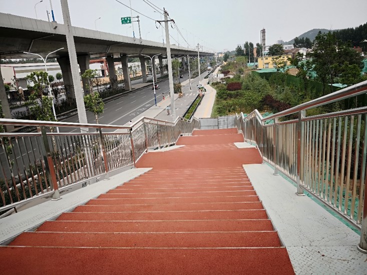 ee82d90e42f344 济南市工业北路急剧路建设人行天桥CA88